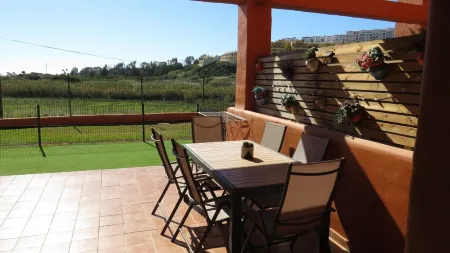 A spacious first floor with views of the vineyards and the sea.
