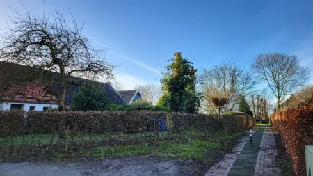 Vacation apartment Dörpschipper in the smallest warf village of the Krummhörn Отели в г. Крумхёрн