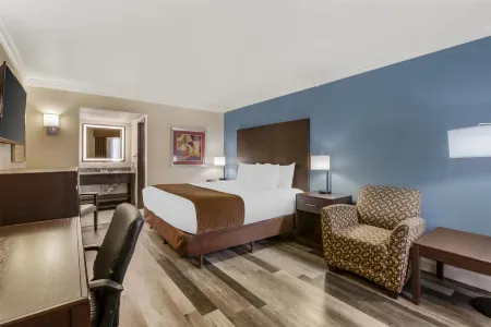 Best Western InnSuites Tucson Foothills Hotel  Suites Отели рядом с достопримечательностью «Тохоно Чул | Гарденс, Галлерис, энд Бистро»