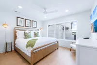 Waterfront Marina and Cozy Pool - Stunning Cottage Retreat Các khách sạn ở Georgetown