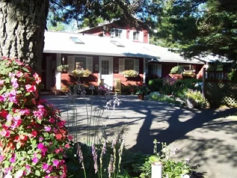 Immaculate Hummingbird Suite - One Mile from Acadia National Park โรงแรมใน