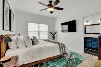 Luxury Modern Home with Hot Tub Deck & Firepit! 재펜 가든 오브 피스 주변 호텔