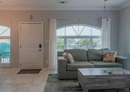 Lovely 2 Bedroom Condo with a Pool and Beach View