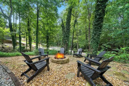 Modern 4 bedroom 4 bathroom home offered for extended stays.