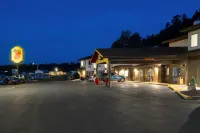 Super 8 by Wyndham Custer/Crazy Horse Area - parking