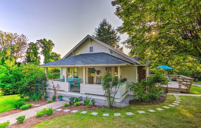 Restored Mars Hill Home on 1 Acre Walk to Town!