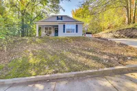 Centrally Located Home ~ Steps to Oxford Square! - 3-نجوم