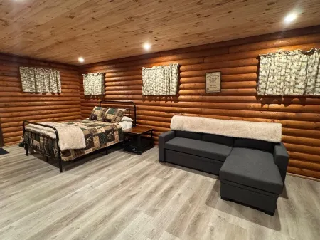 Charming log cabin on gravel back road with peace, quiet, all amenities of home