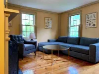 Maple Suite- Private  Ground Floor Apartment in Front of Smith College Hotels in Northampton