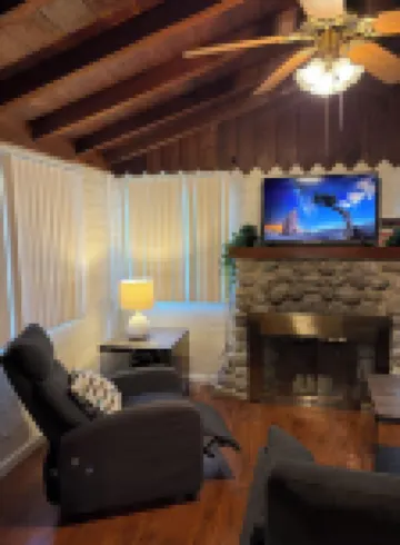 Villa F - a stand alone 1bed/1bath with kitchen steps from downtown Palm Springs