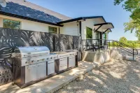 Cozy Interior and Lake View McKinney Ranch Home! - balcony