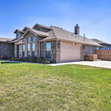 Modern Amarillo House w/ Fire Pit + Hot Tub!
