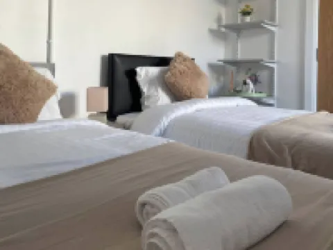 10 Bed Flat - Sleeps 20 - Pets - Parking - Wifi Hoteles en Condado de Offaly