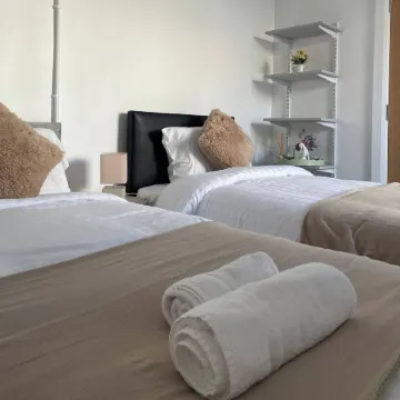 10 Bed Flat - Sleeps 20 - Pets - Parking - Wifi