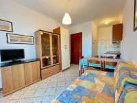 Seafront Apartment with Pool - Homestays