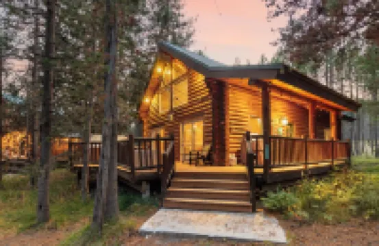 30 minutes to Yellowstone Stillwood Cabin Retreat with Hot Tub and Fire Table