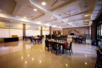 Blue Ocean The Fern Resort & Spa Ganpatipule, Series by Marriott - breakfast