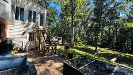 Apartment Nestled in Woods of Charming Charlottesville Отели рядом с Аэропорт Шарлотсвилл