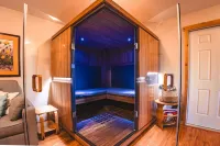 Gorgeous Log Home - Stunning Views, Hot Tub, Fire Pit,  Infrared Sauna, & Trail