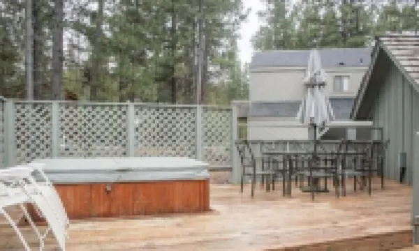 2 Bedroom Dog Friendly Cabin in Sunriver. 6 Sharc Passes Included.
