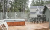 2 Bedroom Dog Friendly Cabin in Sunriver. 6 Sharc Passes Included. Hotels in Deschutes County