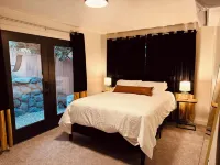 Rustic modern 2-bedroom home-lower level with hot tub in marvelous Moscow