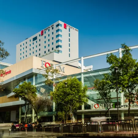 Fiesta Inn Express Ciudad de México Forum Buenavista Отели рядом с достопримечательностью «Театр «Феррокаррилеро»»