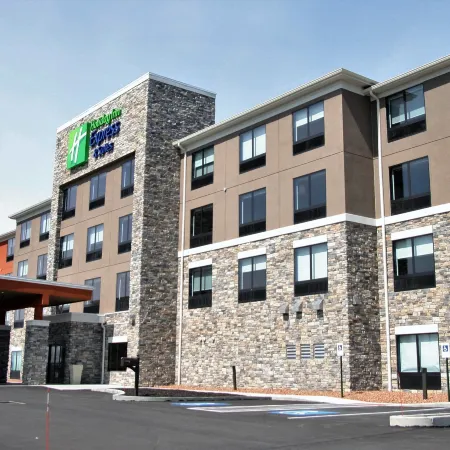 Holiday Inn Express & Suites CLARION by IHG