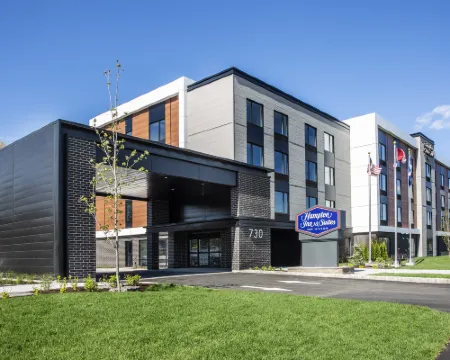 Hampton Inn & Suites by Hilton Quebec City Beauport Hotels in Quebec City