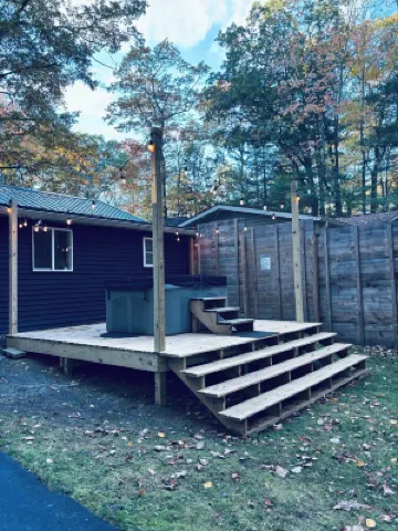 2-bedroom pet friendly Lake Huron cabin with Hot Tub, Sauna in Greenbush