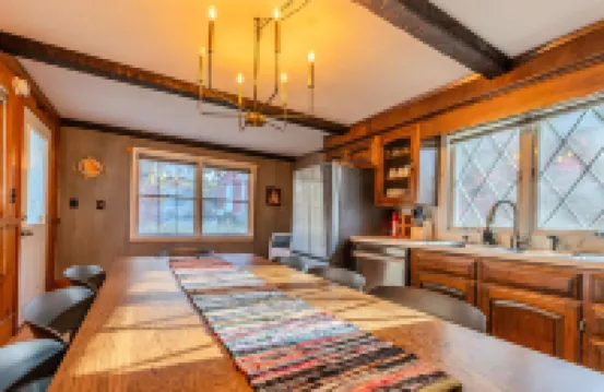 5BD/2BA Cabin-Style Home in the Heart of Norwich, Close to Casinos