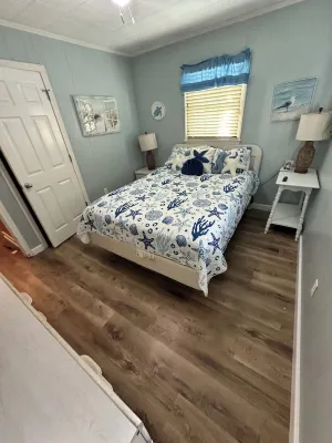 Steps to the Beach Pet friendlyHouse. Pool & hot tub! 3 minute walk to beach!