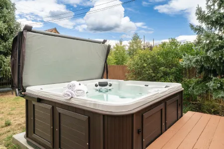 Charming Cabin with Private Hot Tub and Scenic Mountain Views - Cozy Retreat