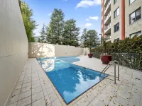 Inner-City 2-Bed with Parking, Pool, Gym & BBQ 브레던 호텔