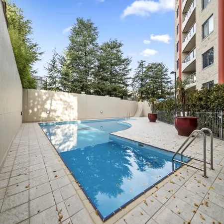 Inner-City 2-Bed with Parking, Pool, Gym & BBQ