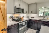 Backyard Oasis w/ Hot Tub & Views: Weaverville Gem - Homestays