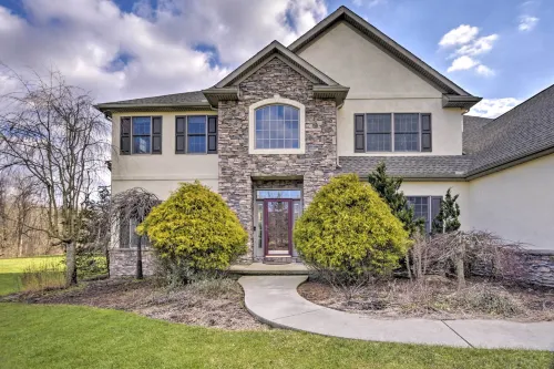Pool & Furnished Patio: Group Getaway in Hershey - Barer
