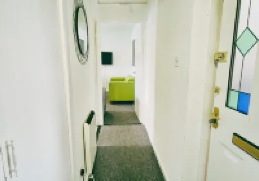 Comfy 3BR Flat on Quiet Street