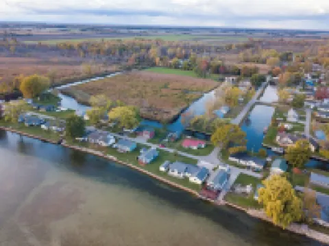 Catch on the Canal - Waterfront Getaway Near Casino, Dining & Entertainment
