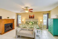 1 Mi to Dtwn Stuart: Bright Home w/ Pool & Spa! - Kitchens