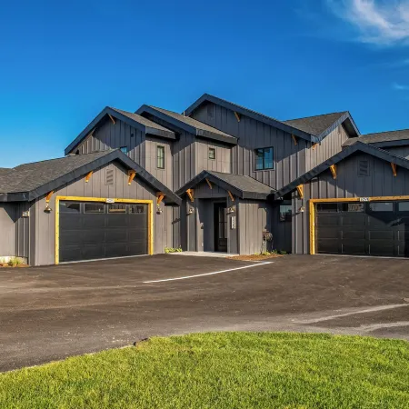 3 BR Duplex w/ Full Kitchen, W & D