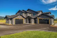 3 BR Duplex w/ Full Kitchen, W & D