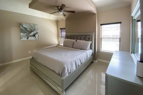 Pool, Patio & Yard: Chic South Texas Home - 3 stjerner