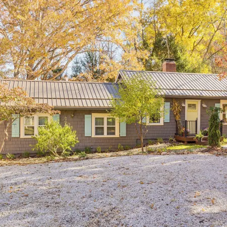 Trails, Wine & Events! Cuyahoga Falls Retreat