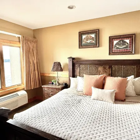 Lake Superior Condo~Whirlpool, Fireplaces, Balcony+Resort Amenties