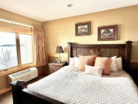 Lake Superior Condo~Whirlpool, Fireplaces, Balcony+Resort Amenties