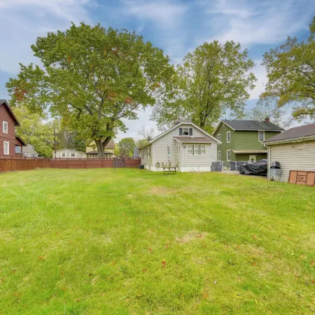 1 Mi to Akron Zoo: Ranch-style Home w/ Yard!