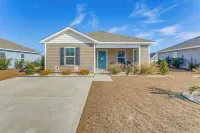 3 Mi to Holden Beach! Family Home w/ Patio - 2-Star