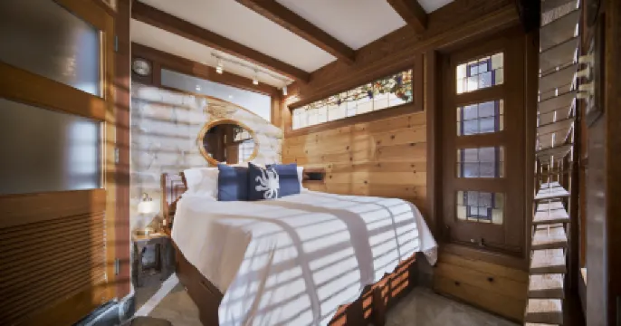 Beachfront Oasis with Stunning Views - Unique Sailing Vessel Charm