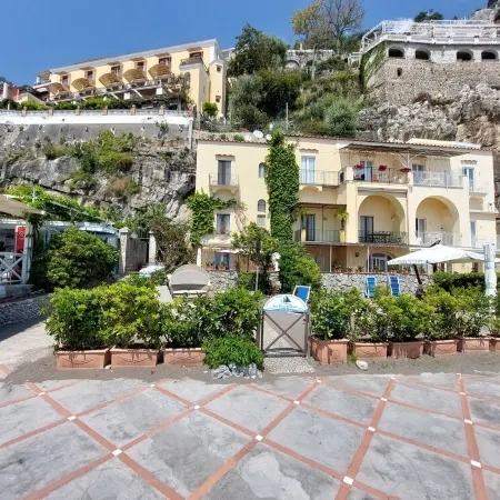 Luxury beach escape: relaxation and charm in Positano. Sea Suite 50 steps from the sea.